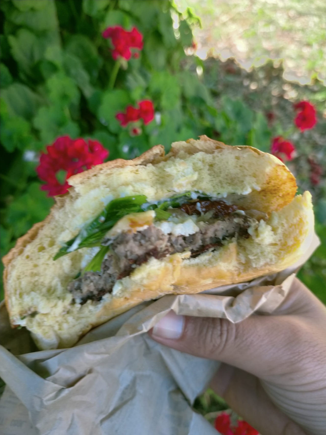 Hamburguesa con queso La Patilla y carne de la finca Defensinha